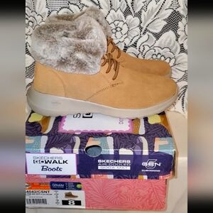 Skechers Women's On-The-Go Joy-Plush Dreams Fashion Boot Size 8